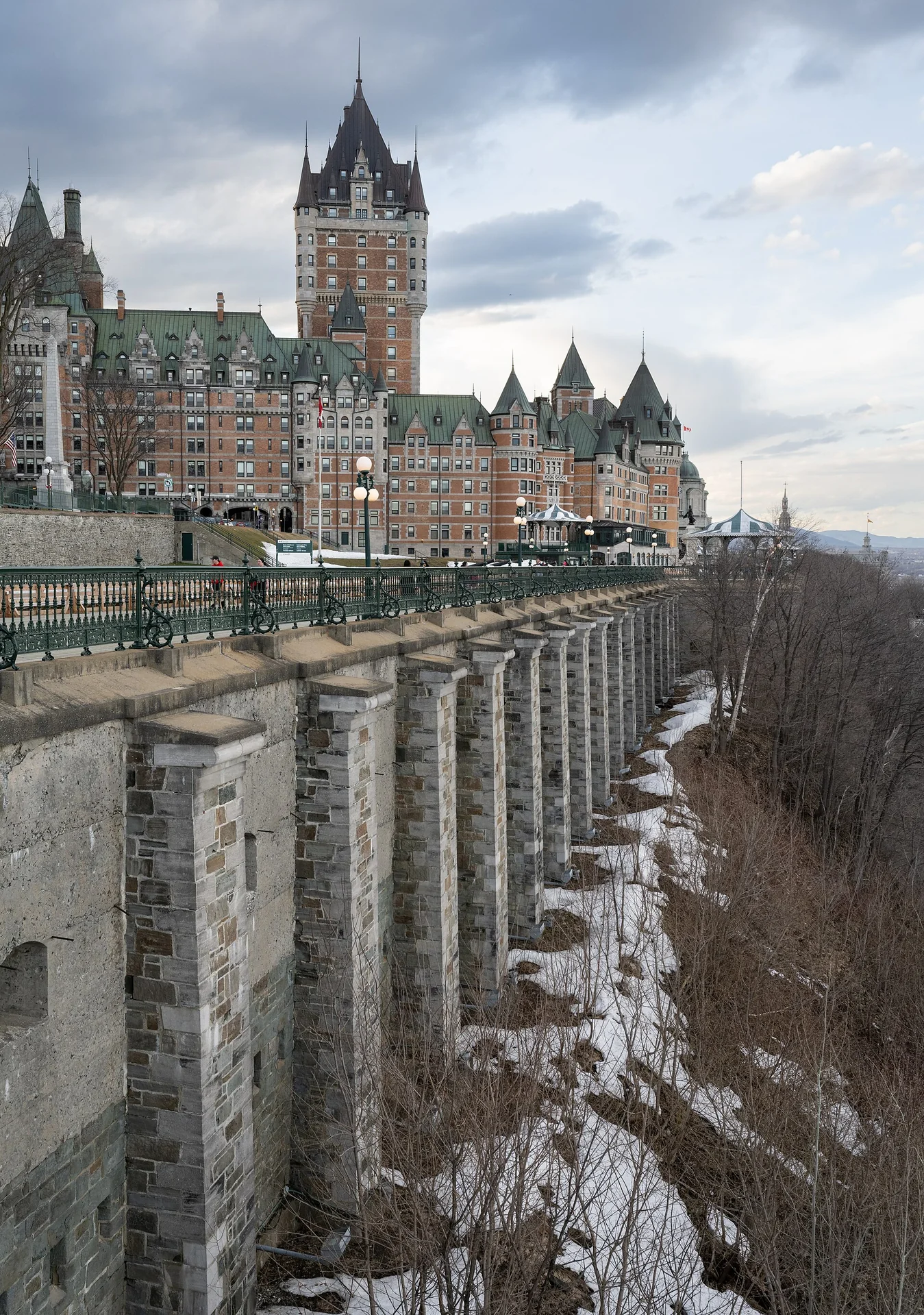Vue panoramique du Château Frontenac et du Vieux-Québec au bord du fleuve Saint-Laurent