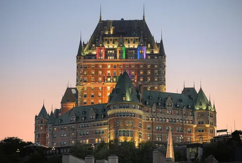 Château Frontenac au crépuscule dominant le Vieux-Québec