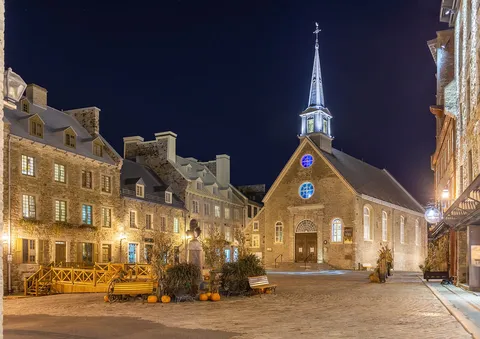 Place Royale et église Notre-Dame-des-Victoires de nuit