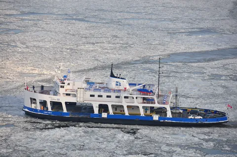 Le traversier en manœuvre de navigation fluviale