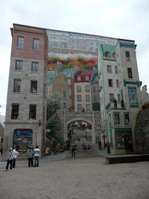 Célèbre Fresque des Québécois en trompe-l’œil à Place Royale